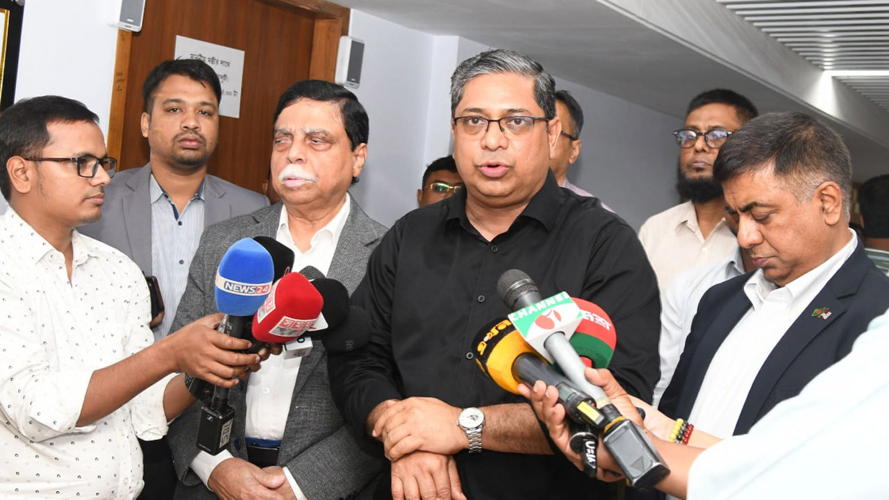 সাংবাদিকদের সাথে কথা বলছেন স্থানীয় সরকার, পল্লী উন্নয়ন ও সমবায় প্রতিমন্ত্রী মীর শাহে আলম