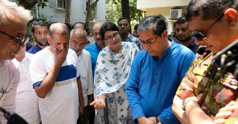ডেঙ্গু প্রতিরোধে অভিযানের সময় স্থানীয় সরকার, পল্লী উন্নয়ন ও সমবায় প্রতিমন্ত্রী মীর শাহে আলম