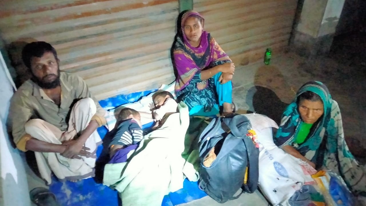 পরিবার নিয়ে খোলা আকাশের নিচে রাতের বেলা ভূরুঙ্গামারীর শহিদুল