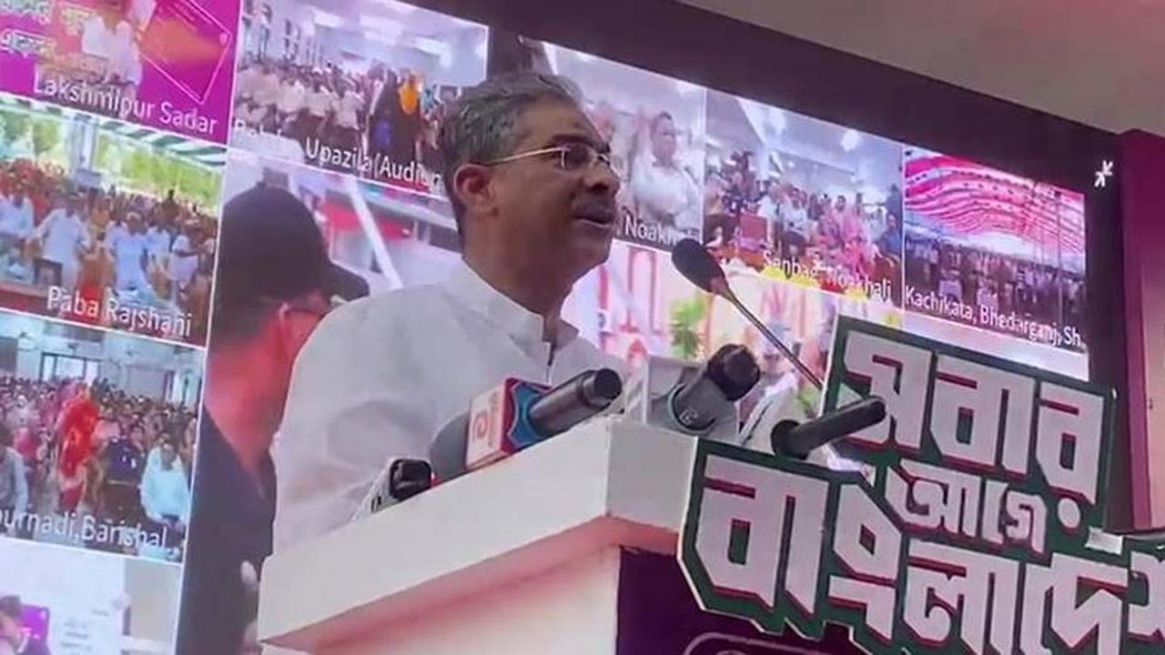 ফ্যামিলি কার্ড বিতরণের উদ্বোধনী অনুষ্ঠানে বক্তব্য দেন পানিসম্পদ মন্ত্রী শহীদউদ্দীন চৌধুরী এ্যানি