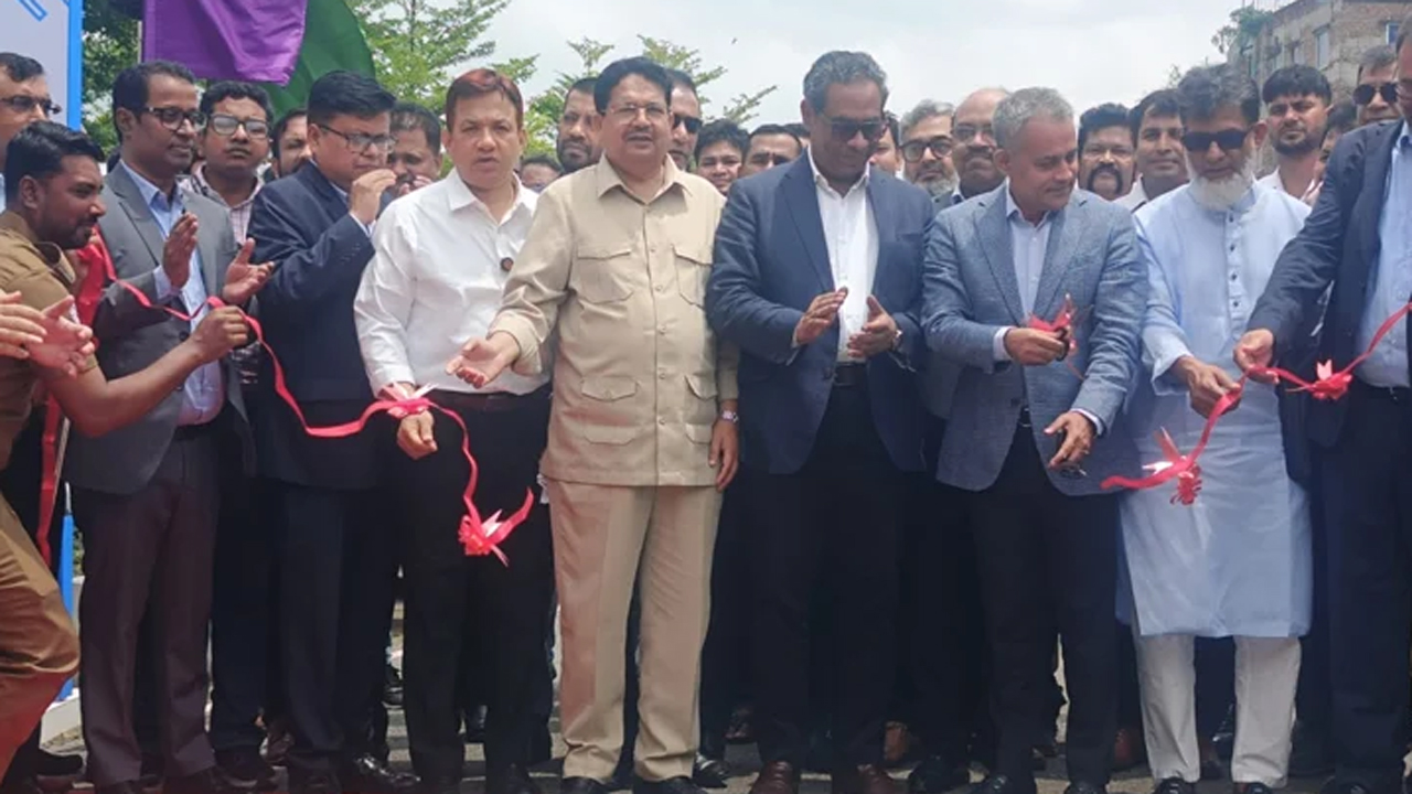 সড়ক ও জনপথ অধিদফতরের প্রধান কার্যালয়ে অ্যাম্বুলেন্স প্রদান কার্যক্রমের উদ্বোধনী অনুষ্ঠানে সড়ক পরিবহন ও সেতুমন্ত্রী শেখ রবিউল আলম