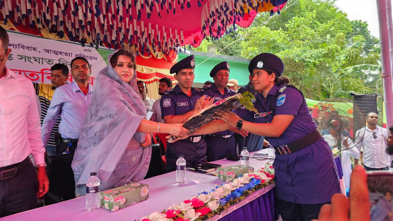 নগরকান্দা উপজেলার ভাবুকদিয়া প্রাথমিক বিদ্যালয় মাঠে পররাষ্ট্র প্রতিমন্ত্রী শামা ওবায়েদ