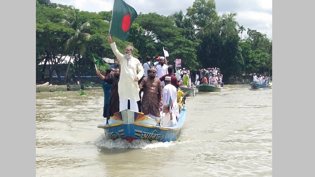 পিরোজপুরে শতাধিক ট্রলার নিয়ে জামায়াতের নৌ র‌্যালি