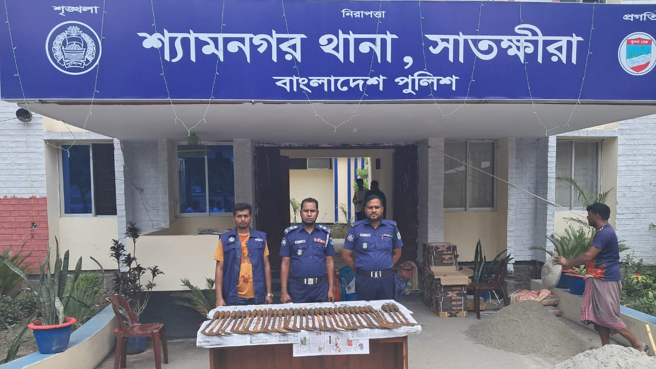 শ্যামনগর থেকে উদ্ধার হওয়া ৩৬টি দেশীয় অস্ত্র