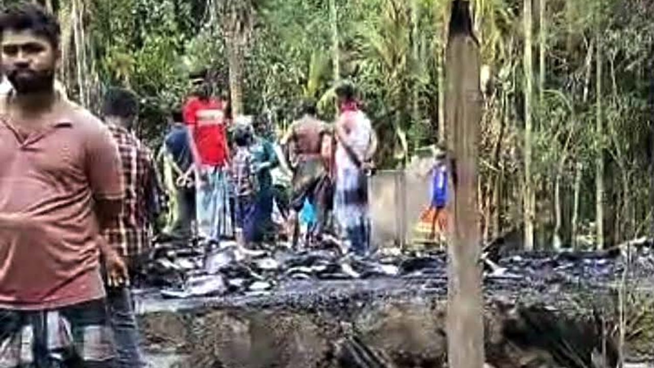 আগুনে পুড়ে যাওয়া বসতঘর