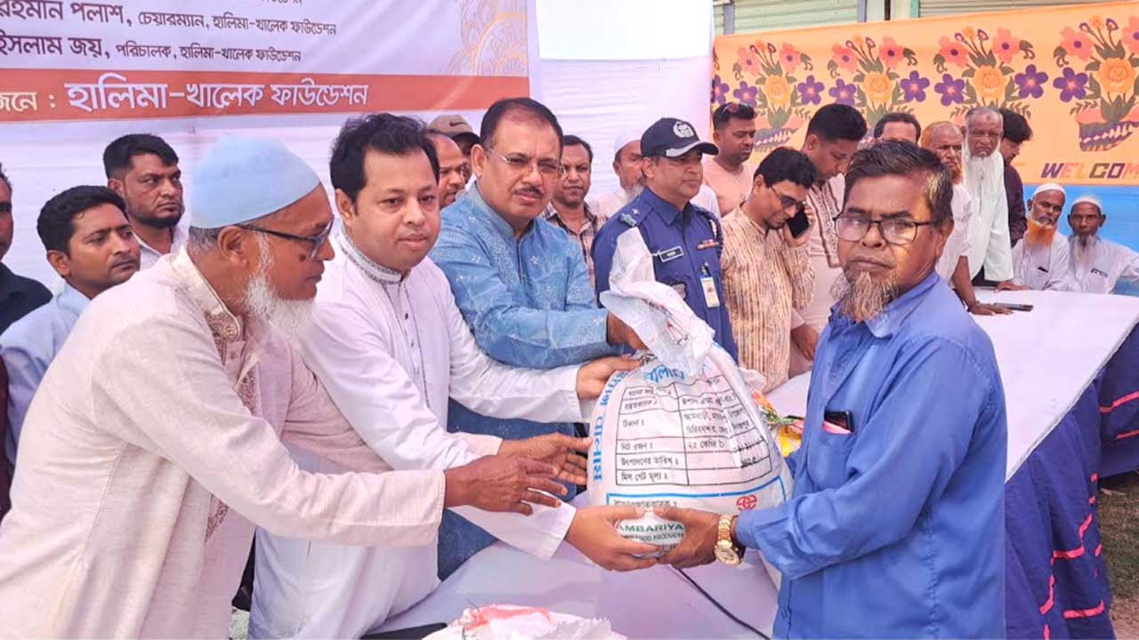 নড়িয়া উপজেলার নশাসন মাঝিরহাট মাঠে দরিদ্রদের মাঝে ঈদ উপহার সামগ্রী বিতরণ করেন শফিকুর রহমান কিরন  এমপি
