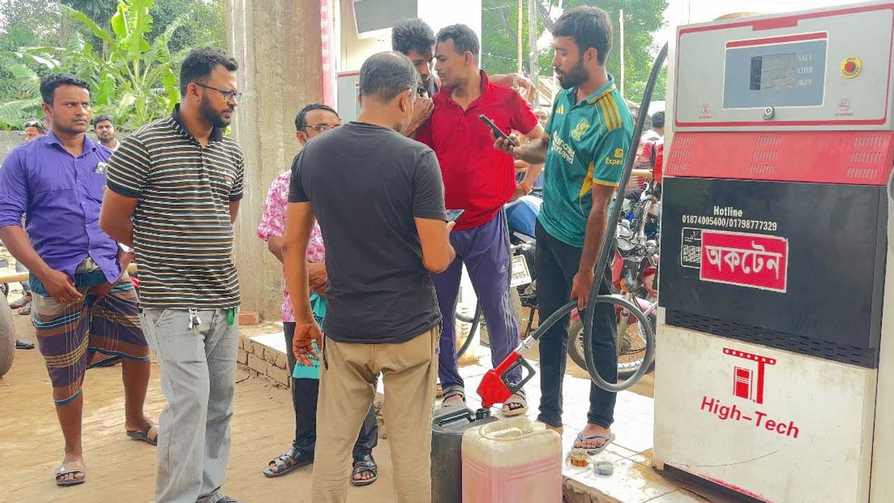 ভেদরগঞ্জ উপজেলার কাশিমপুরে মেসার্স ফারিয়া ফিলিং স্টেশনে এভাবে ড্রামে জ্বালানি তেল বিক্রি করা হয়