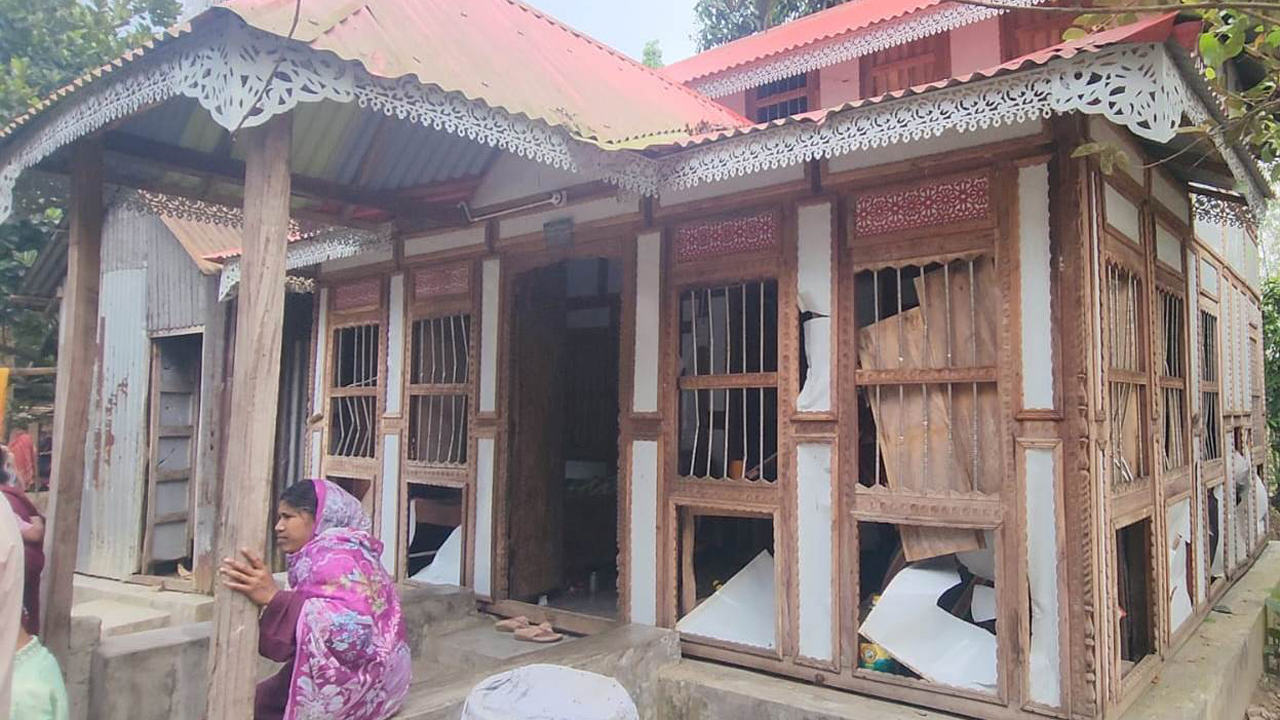 নড়িয়ার দরবেশকান্দি গ্রামে ভাঙচুর করা বসতঘর