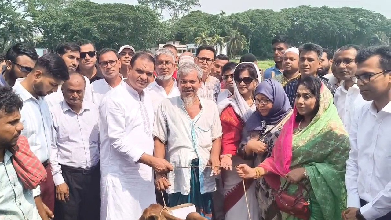 জেলেদের হাতে বকনা বাছুর তুলে দেন হুইপ মিয়া নুরুদ্দিন আহাম্মেদ অপুসহ অন্যরা