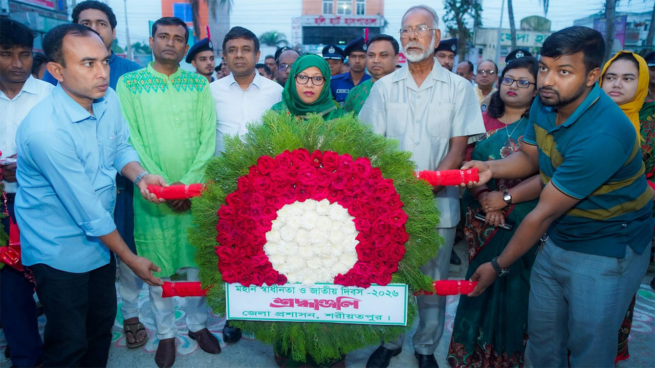 শহীদদের শ্রদ্ধা জানাতে শরীয়তপুর জেলা প্রশাসকের পুষ্পস্তবক অর্পণ