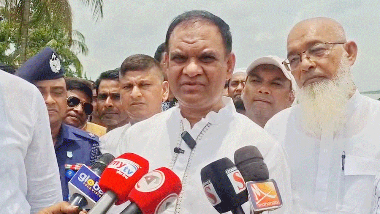 সাংবাদিকদের সাথে কথা বলছেন হুইপ মিয়া নুরুদ্দিন আহাম্মেদ অপু