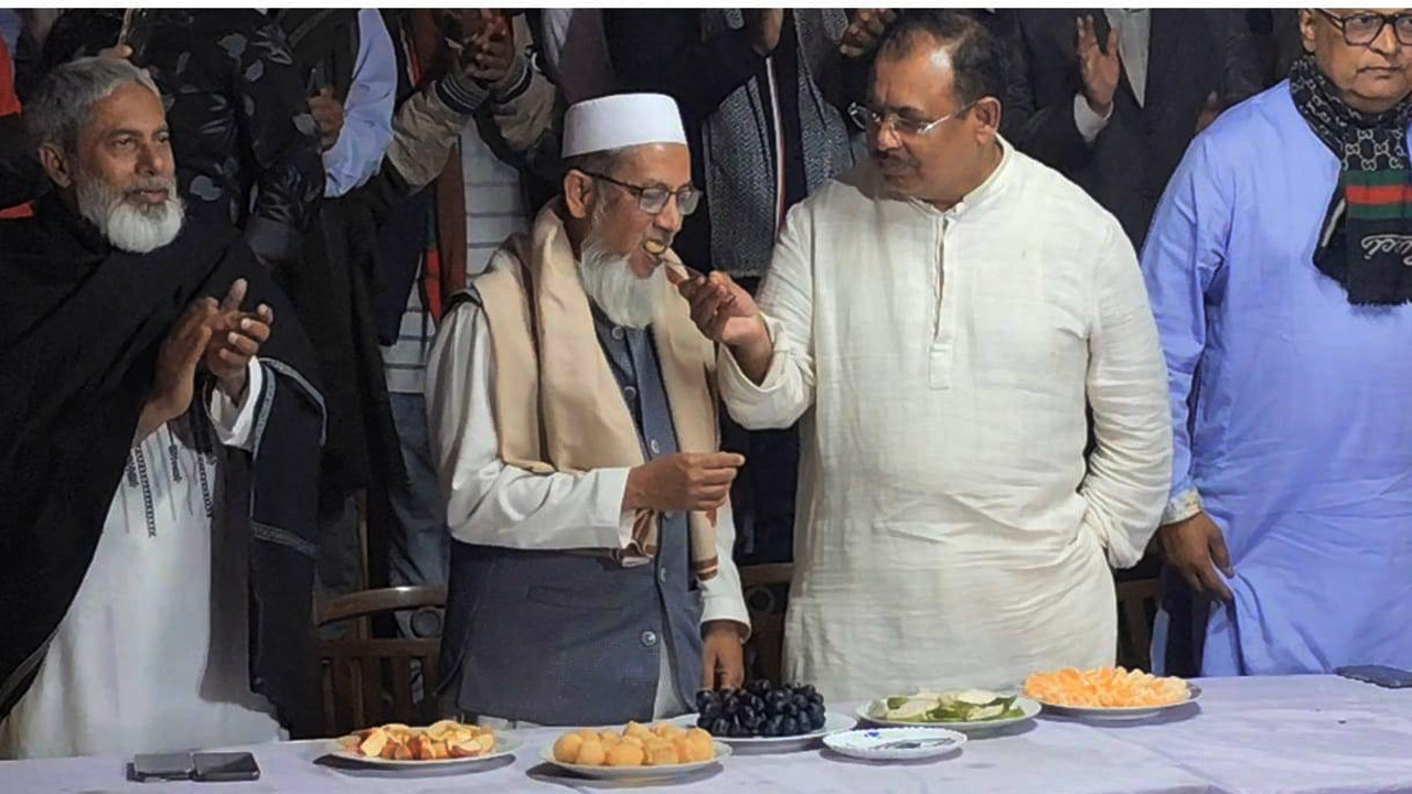 মিষ্টি নিয়ে প্রতিদ্বন্দ্বী জামায়াত নেতার বাসভবনে বিজয়ী বিএনপি প্রার্থী কিরন