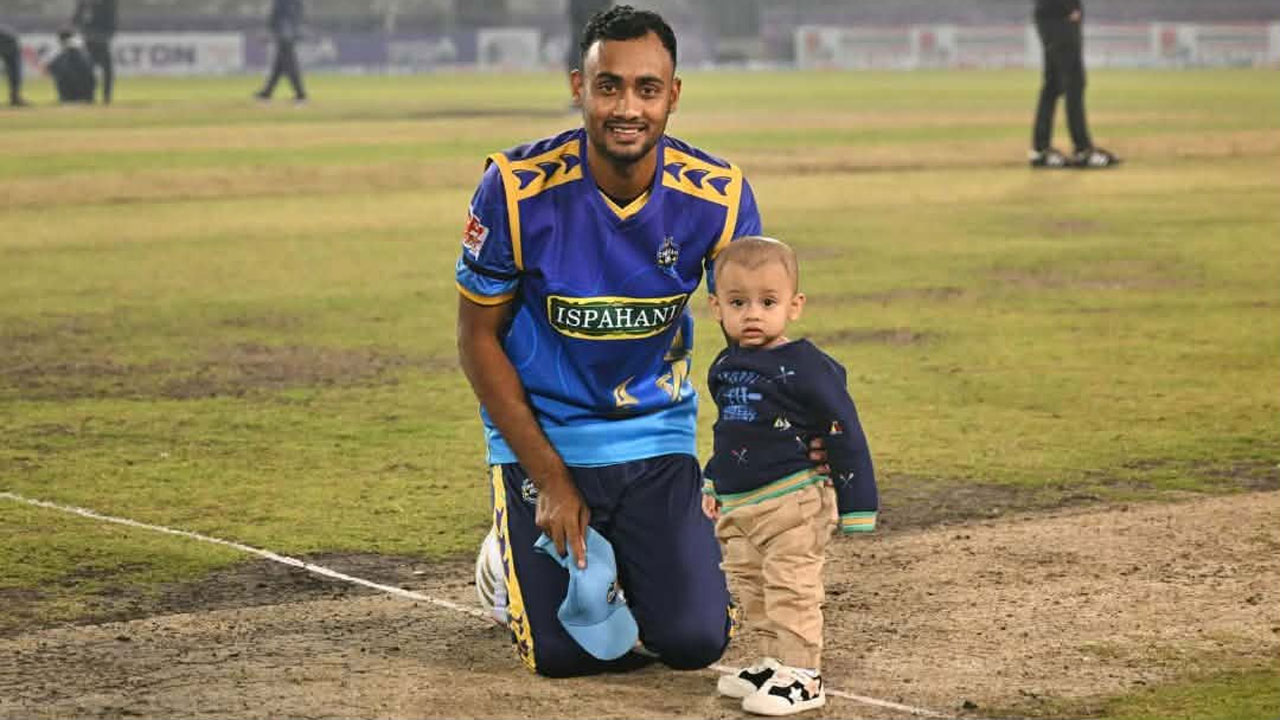 পরিবারের ছোট্ট সদস্যকে নিয়ে শরিফুল ইসলাম