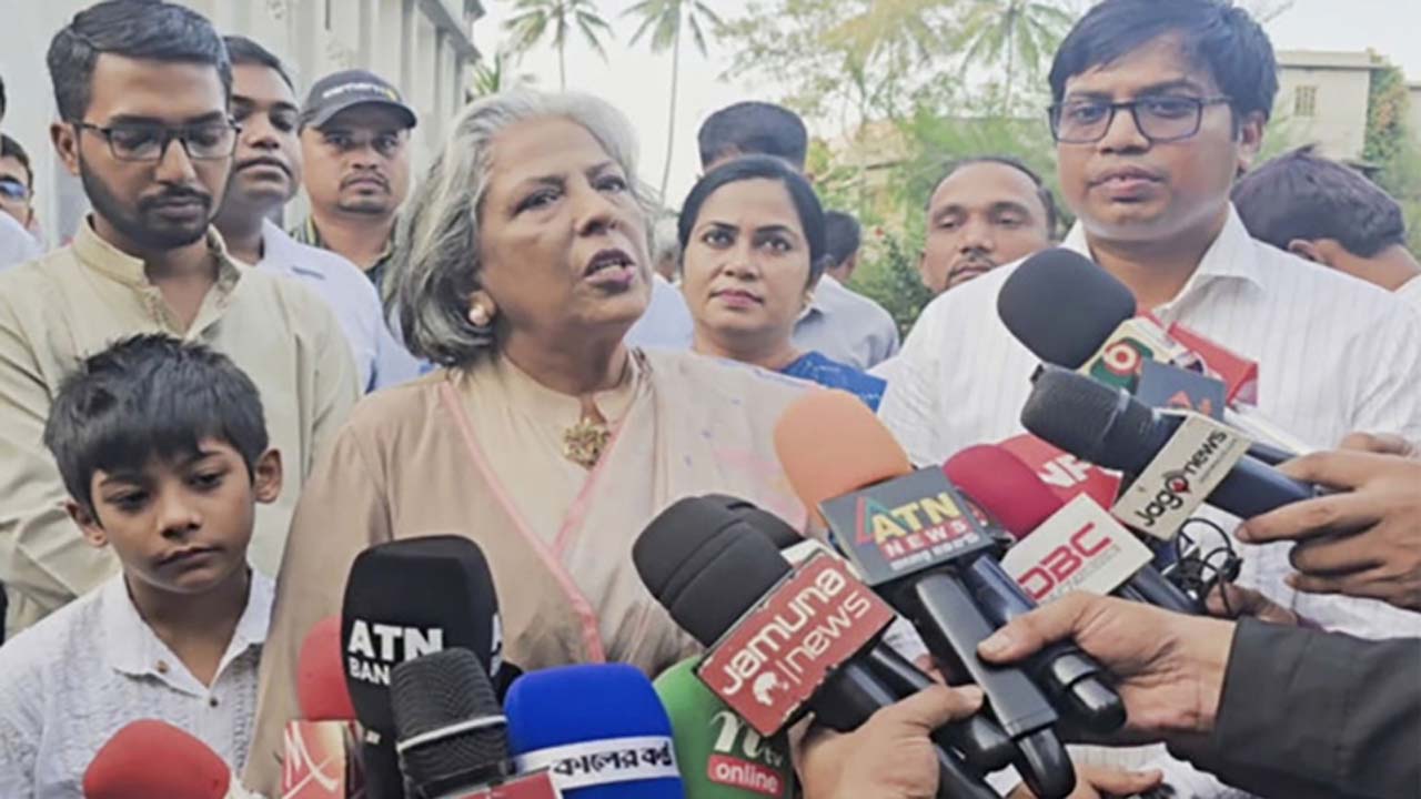 দুর্গা মন্দির পরিদর্শন শেষে সাংবাদিকদের সাথে কথা বলেন উপদেষ্টা শারমীন এস মুরশিদ