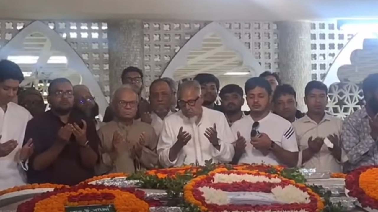 জাতীয় নেতা শেরে বাংলা এ কে ফজলুল হকের সমাধিতে বিএনপির শ্রদ্ধা নিবেদন