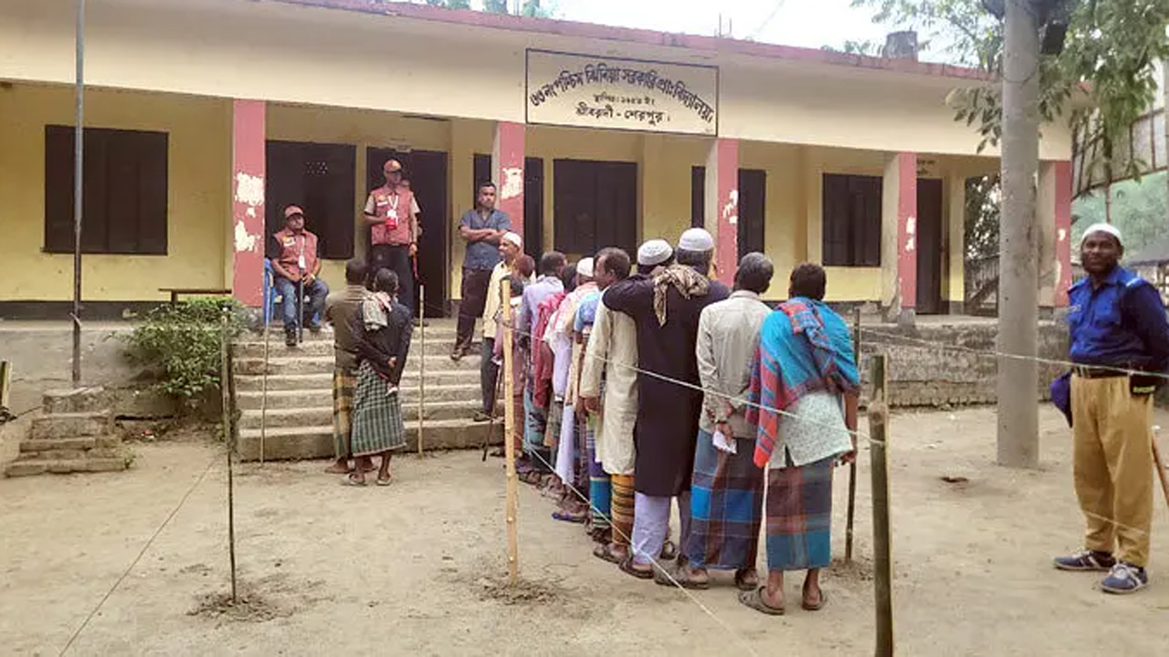 শেরপুরের শ্রীবরদী উপজেলার পশ্চিম ঝিনিয়া সরকারি প্রাথমিক বিদ্যালয় কেন্দ্রে ভোটারদের লাইন