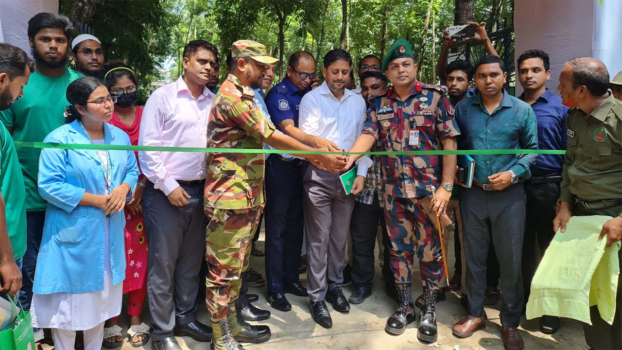 মেলার উদ্বোধন করছেন শেরপুর জেলা প্রশাসক তরফদার মাহমুদুর রহমান