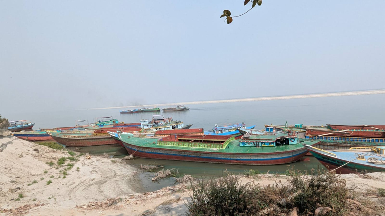 শিবালয় উপজেলার আলোকদিয়া চরাঞ্চলে অবৈধভাবে নদীর বালুমাটি কাটা নিয়ে বিরোধে একজন নিহত হয়েছেন