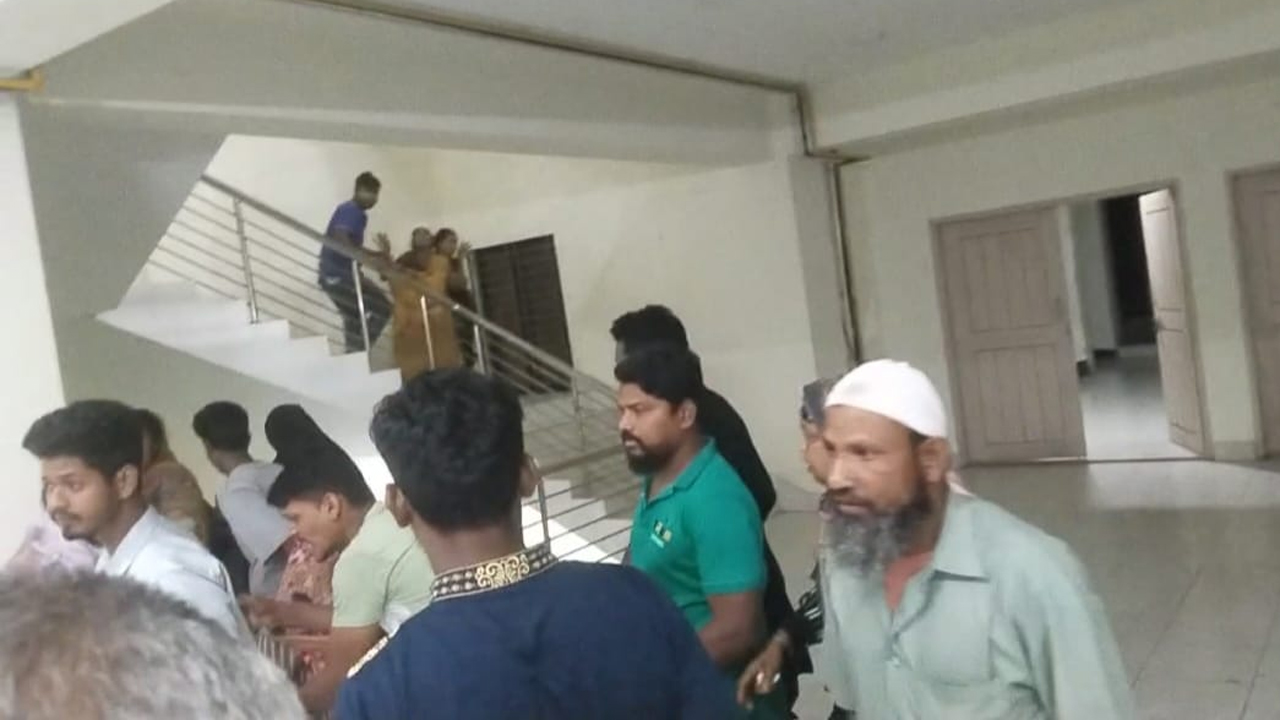 আগুনের আতঙ্কে সিঁড়ি দিয়ে দৌড়ে নিচে নেমে আসেন শিবচর স্বাস্থ্য কমপ্লেক্সে ভর্তি রোগীরা