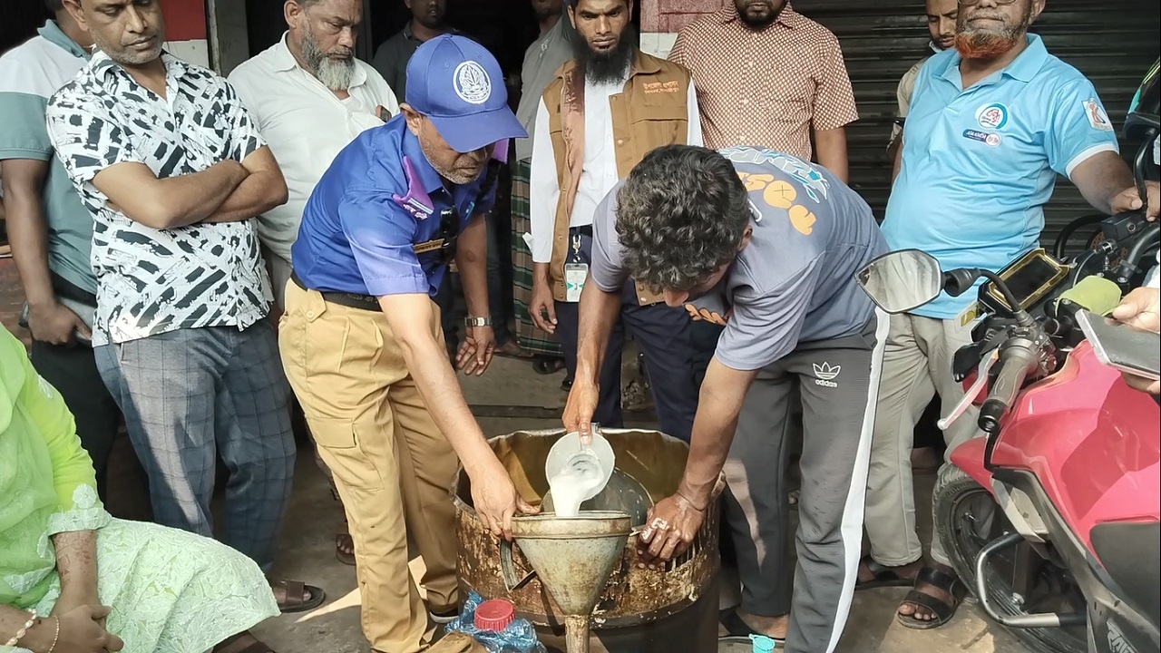 শিবচরে তালা ভেঙে ৫৬০০ লিটার জ্বালানি তেল জব্দ, খোলাবাজারে বিক্রি