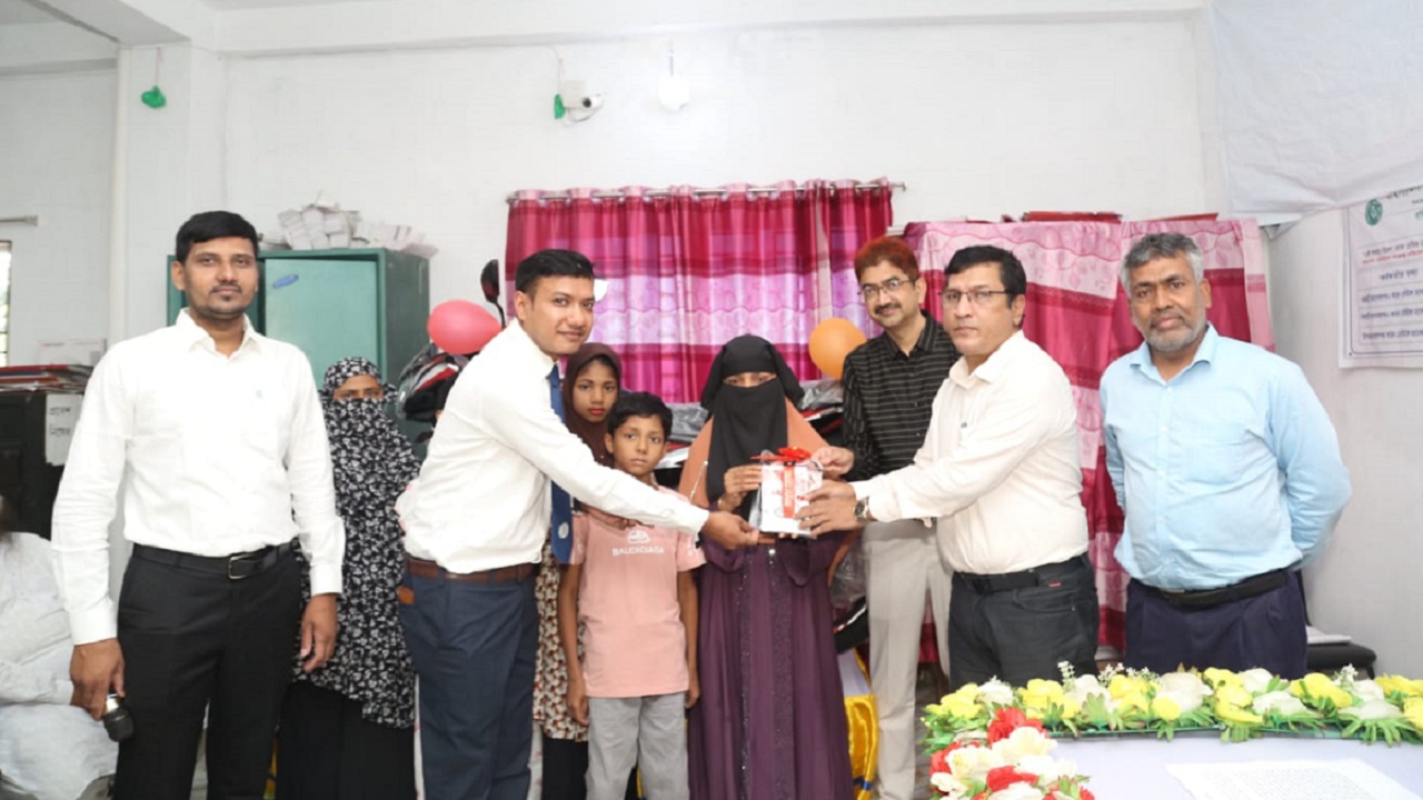 কৃষি ব্যাংকে রেমিট্যান্স এনে মোটরসাইকেল উপহার পেলেন শিবচরের রাবেয়া