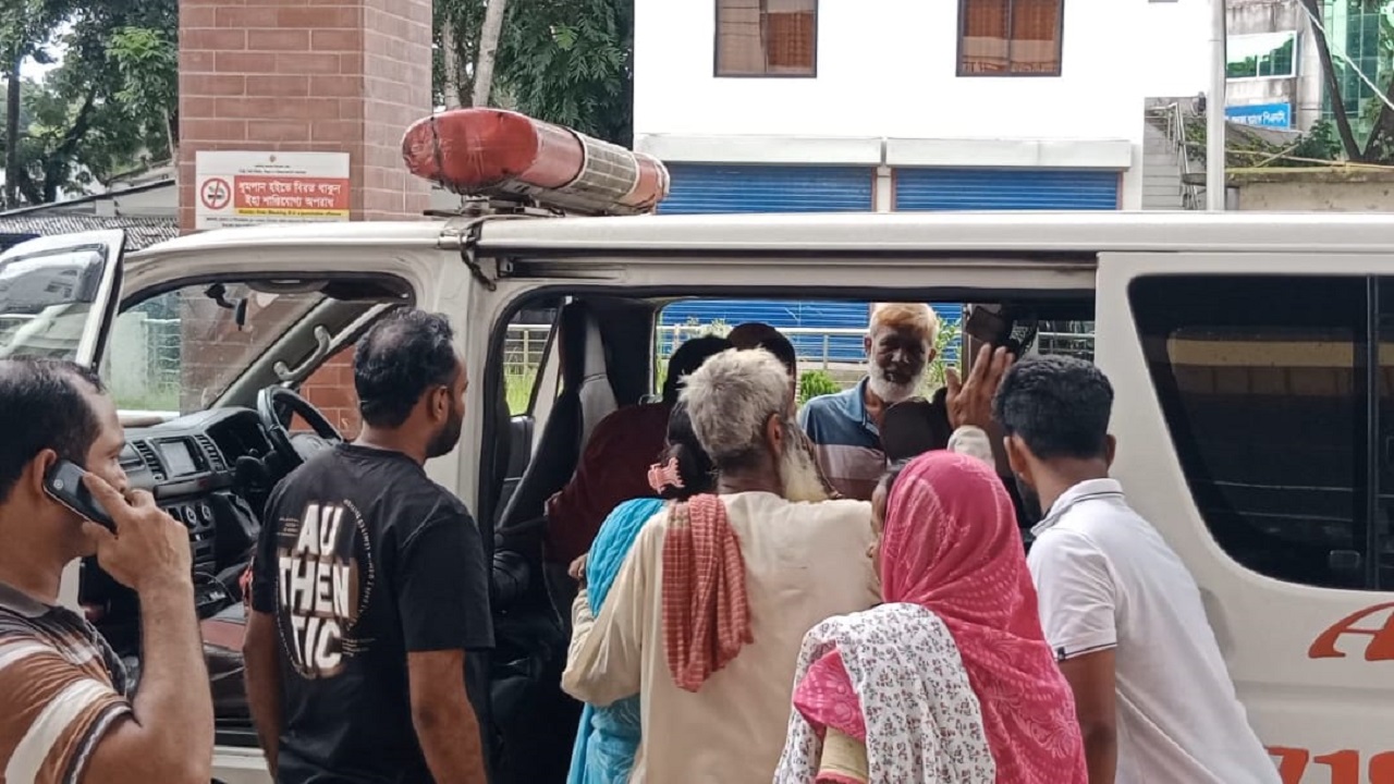 শিবচরে খাবারের বিষক্রিয়ায় একই পরিবারের ১১ জন অসুস্থ