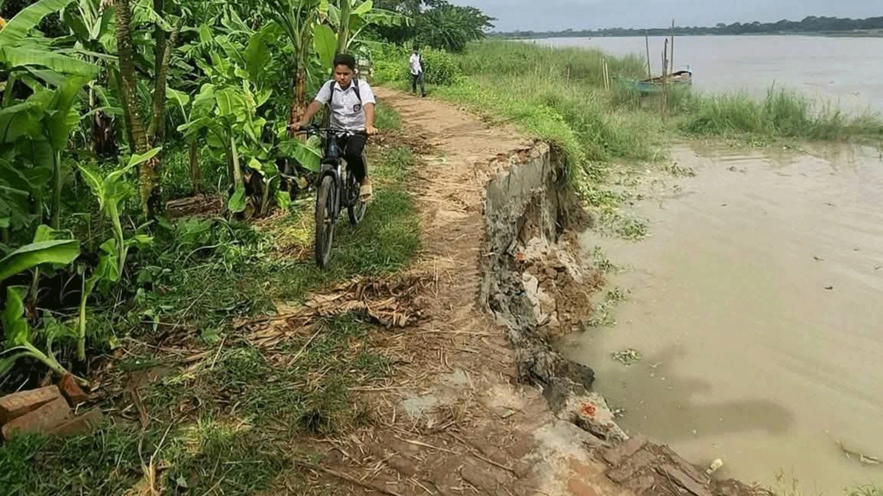 ভাঙনে নদীগর্ভে বিলীন হচ্ছে যাতায়াতের পথ