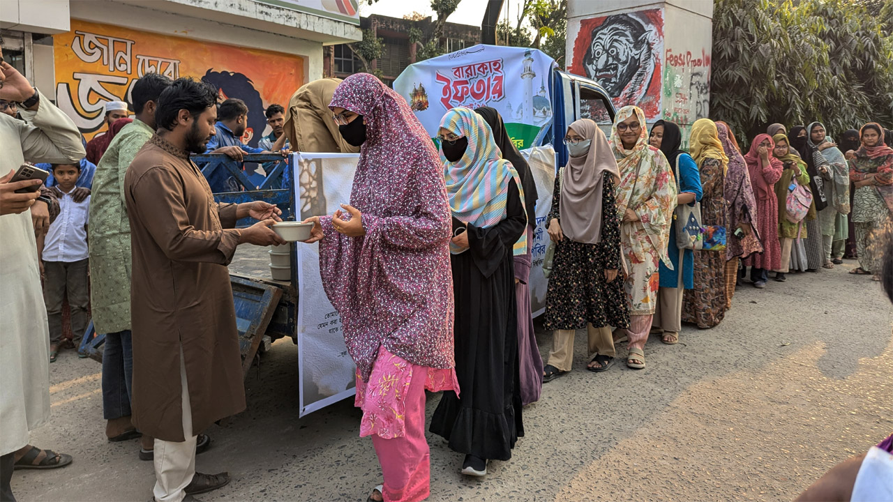 বাকৃবিতে ছাত্রদল ও শিবিরের পৃথক গণ ইফতার কর্মসূচি