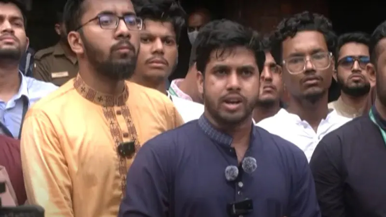 শিবির সমর্থিত সমন্বিত শিক্ষার্থী জোটের প্রার্থীরা সংবাদ সম্মেলন করছেন