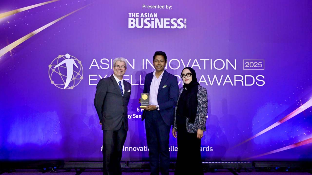 পুরস্কার গ্রহণ করছেন ইউনাইটেড গ্রুপের হেড অব ব্র্যান্ড অ্যান্ড কমিউনিকেশন শিশ স্বপ্নিক