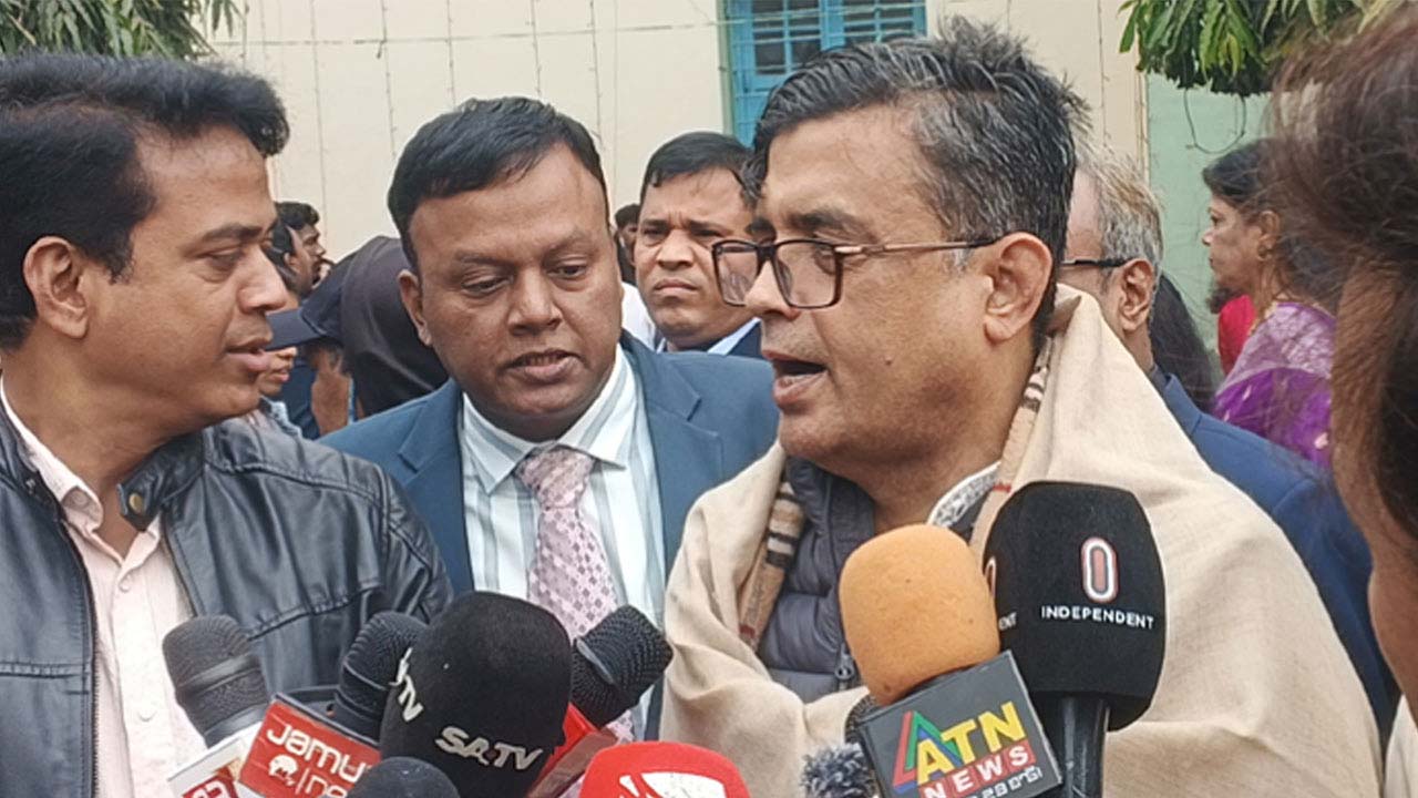 তেজগাঁওয়ের পবিত্র জপমালা রাণী গির্জায় সাংবাদিকদের সাথে কথা বলেন প্রেস সচিব শফিকুল আলম