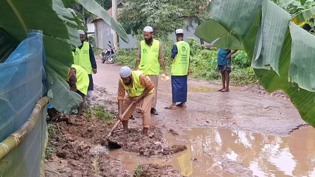 সড়ক সংস্কারে ইসলামী আন্দোলনের নেতাকর্মীরা