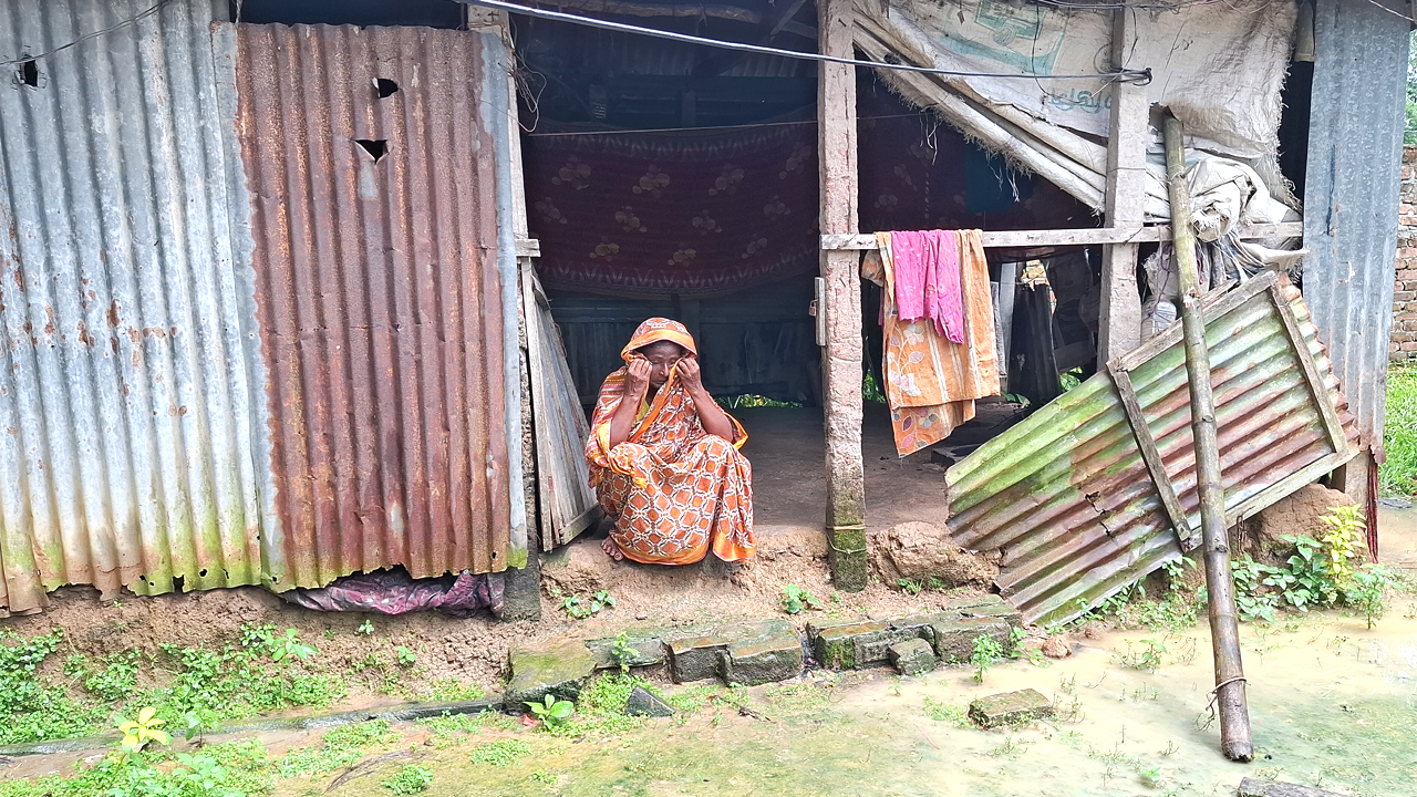 ভাঙা ঘরের নিচে ফজিলা বেগম