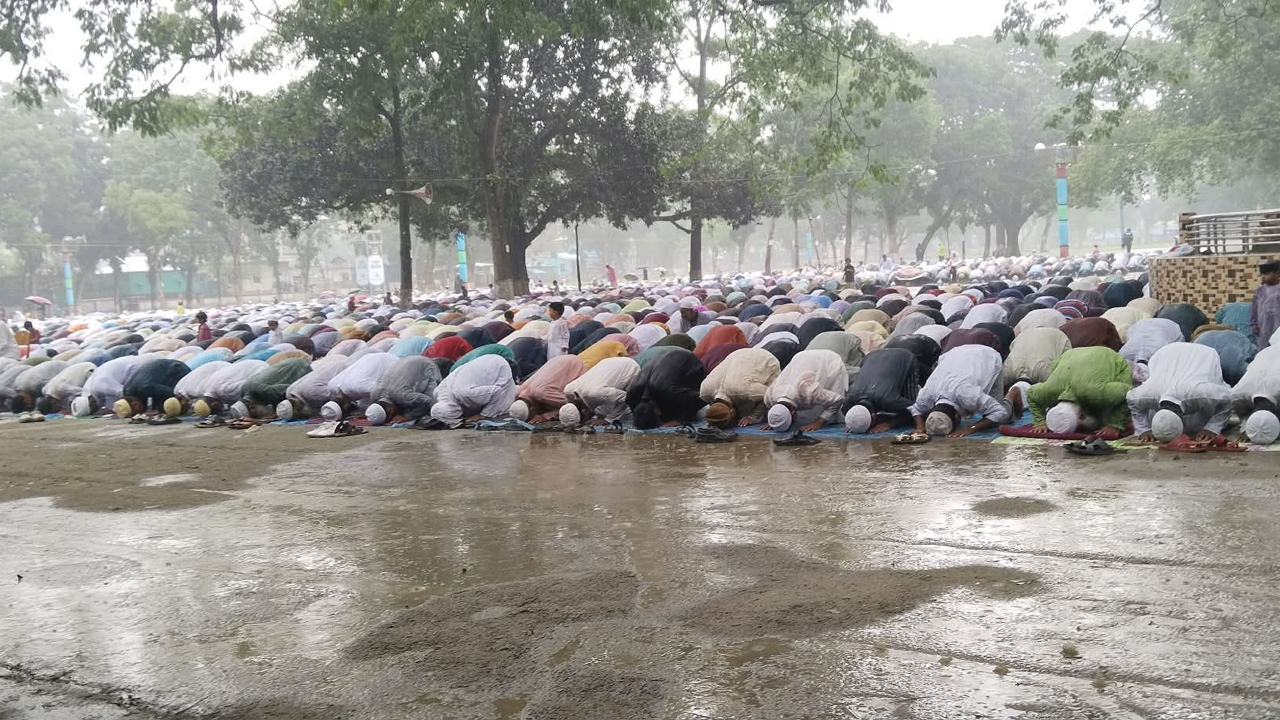 কিশোরগঞ্জের ঐতিহাসিক শোলাকিয়া ঈদগাহ ময়দানে ঈদ জামাতে অংশ নেয় লাখো মুসল্লি