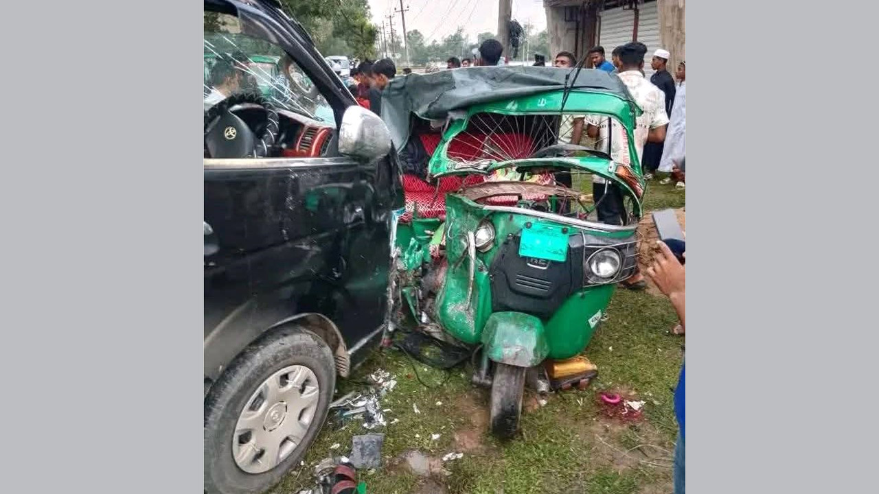 দুর্ঘটনাকবলিত দুই গাড়ি