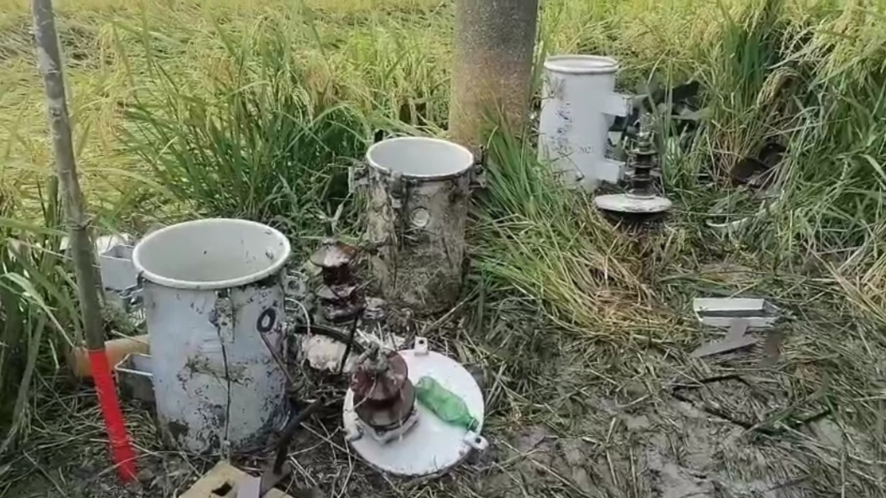 ধানক্ষেতে পড়ে থাকা ট্রান্সফরমারের খালি বাক্স