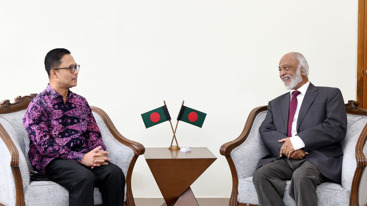 মোহাম্মদ শুহাদা বিন ওসমান ও ড. আবদুল মঈন খান।