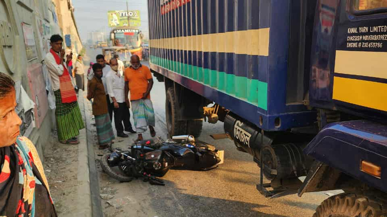 দুর্ঘটনাকবলিত মোটরসাইকেল