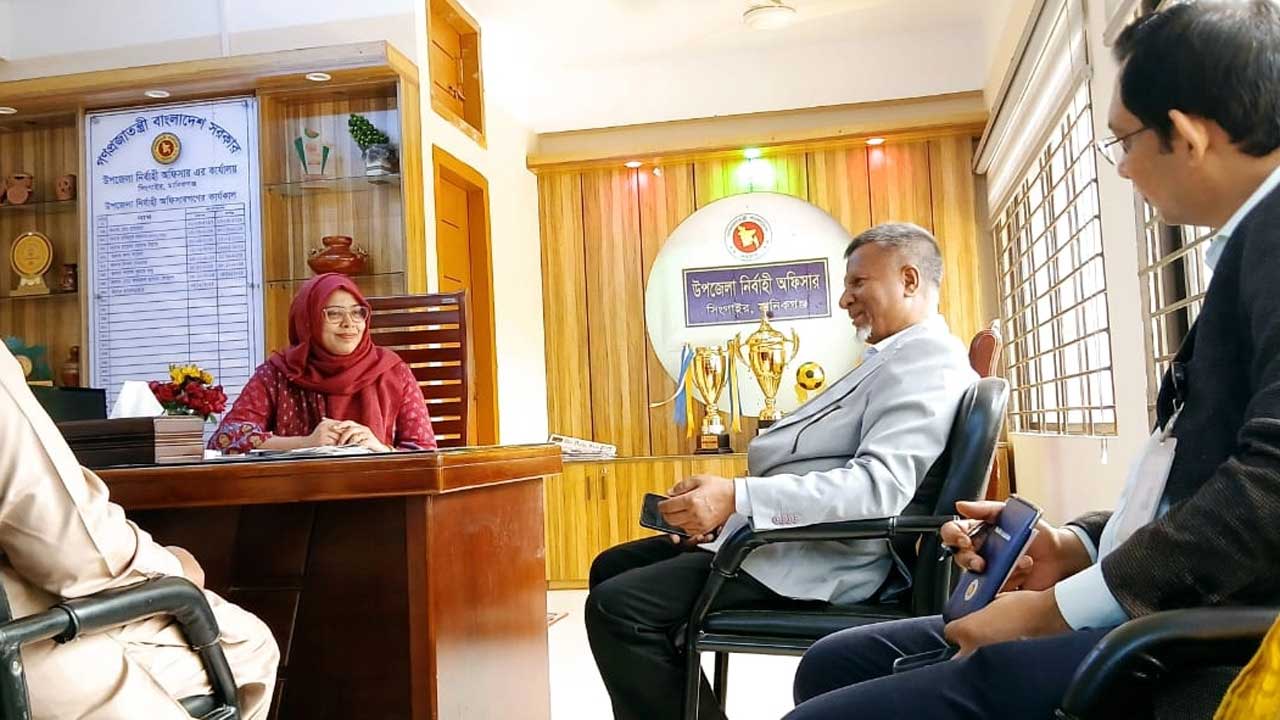 সিংগাইর উপজেলা নির্বাহী অফিসার খায়রুন্নাহারের কার্যালয়ে আকস্মিক পরিদর্শনে আসেন  জনপ্রশাসন প্রতিমন্ত্রী মো: আব্দুল বারী