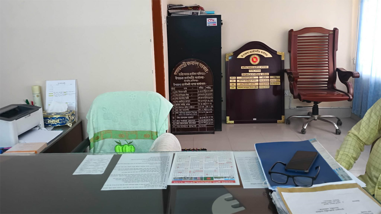 সিংগাইরে চেয়ার ছাড়তে নারাজ প্রকৌশলী! উন্নয়ন কাজ ব্যাহত