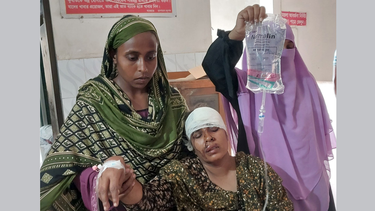 সিংড়ায় মা-ছেলেকে কুপিয়ে জখম করল আওয়ামী লীগ কর্মীরা
