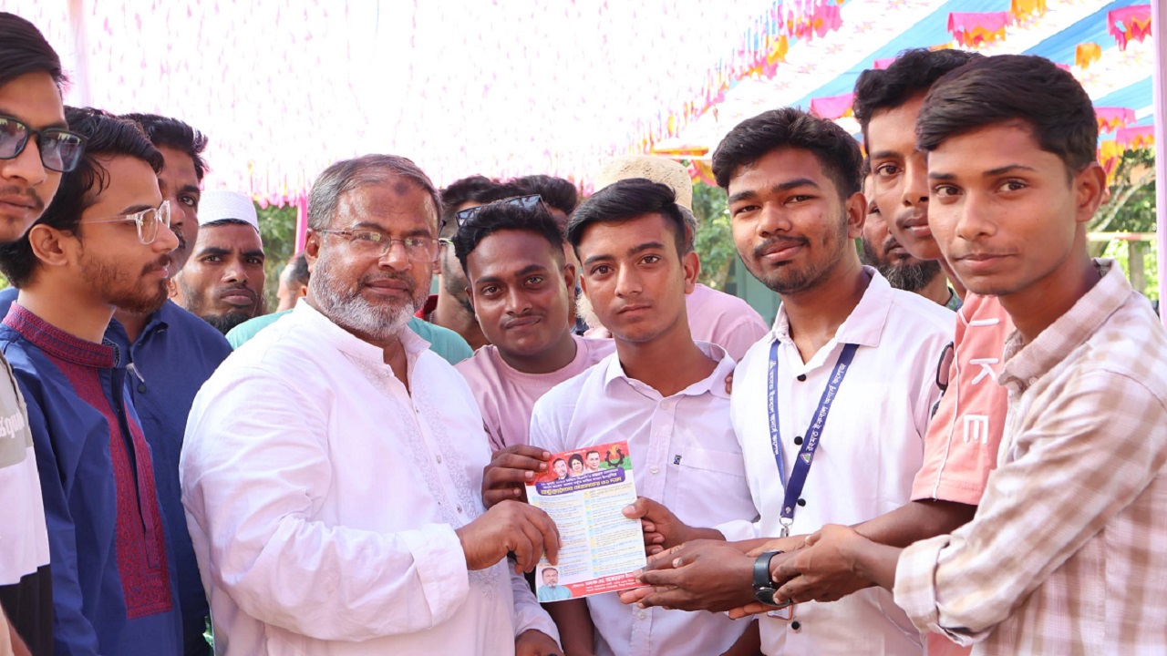 সিংড়ায় বিএনপির ৩১ দফার লিফলেট বিতরণ ও পথসভা