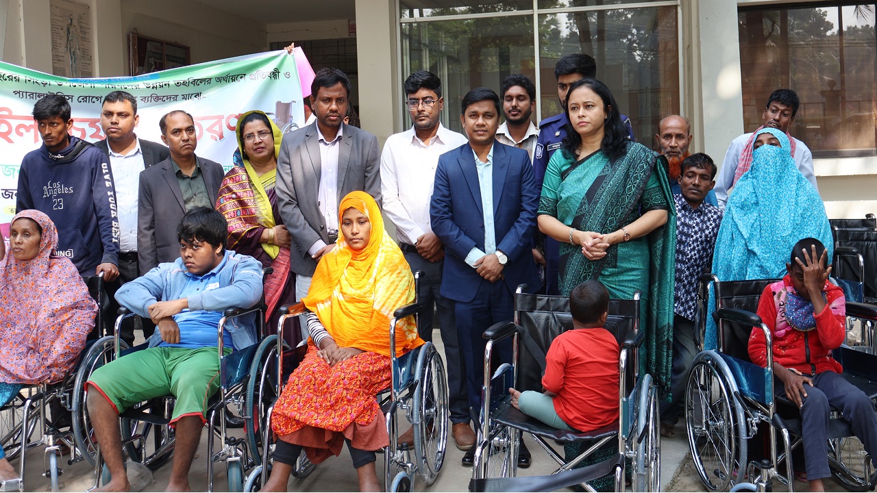 সিংড়ায় ২০ প্রতিবন্ধীকে হুইল চেয়ার দিলেন ডিসি আসমা শাহীন