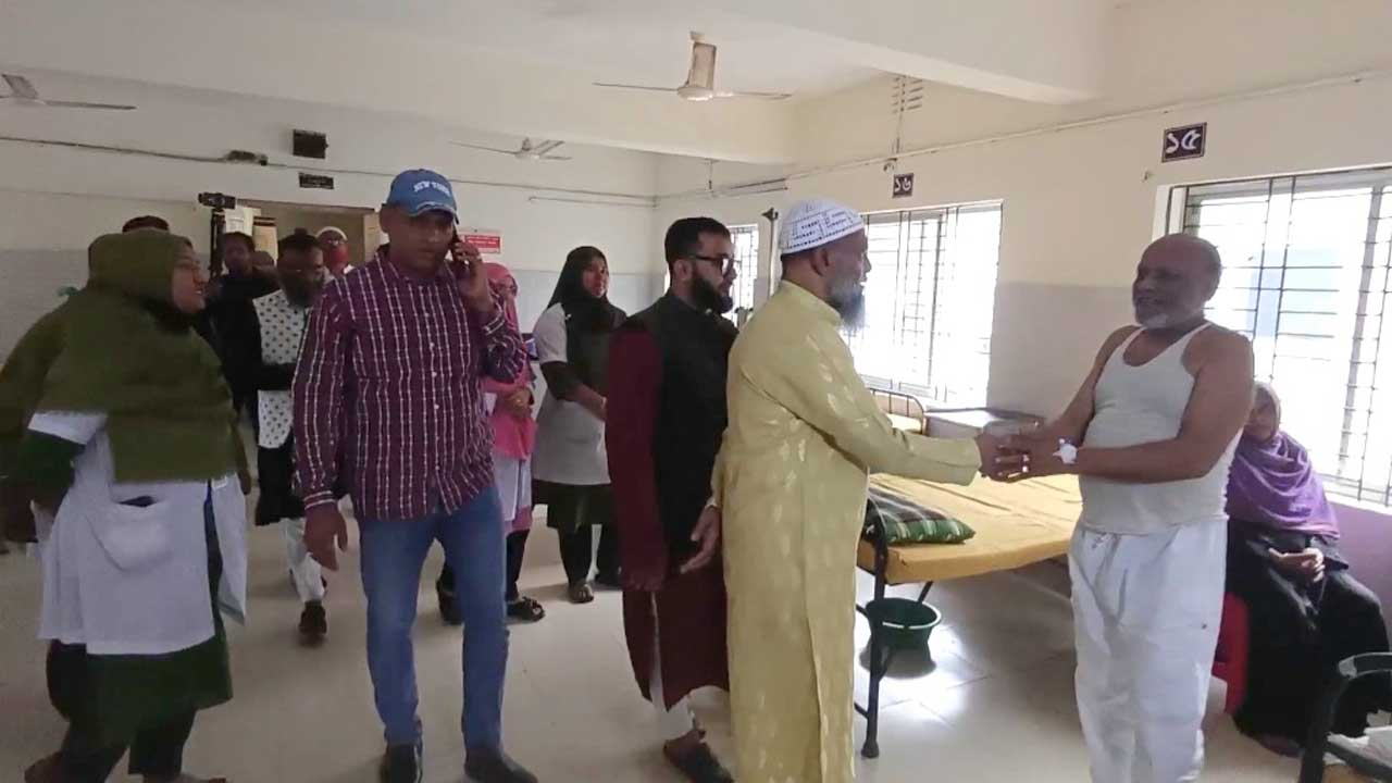 সিরাজদিখান উপজেলা স্বাস্থ্য কমপ্লেক্স পরিদর্শন  করে রোগীদের সাথে কথা বলেন এমপি শেখ মোহাম্মদ আব্দুল্লাহ