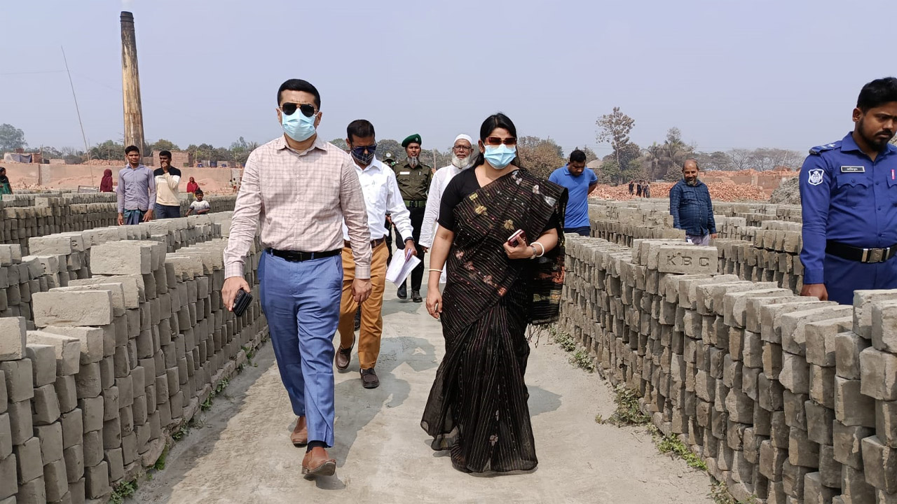 সিরাজদিখানে ইটভাটায় ভ্রাম্যমাণ আদালতের অভিযান