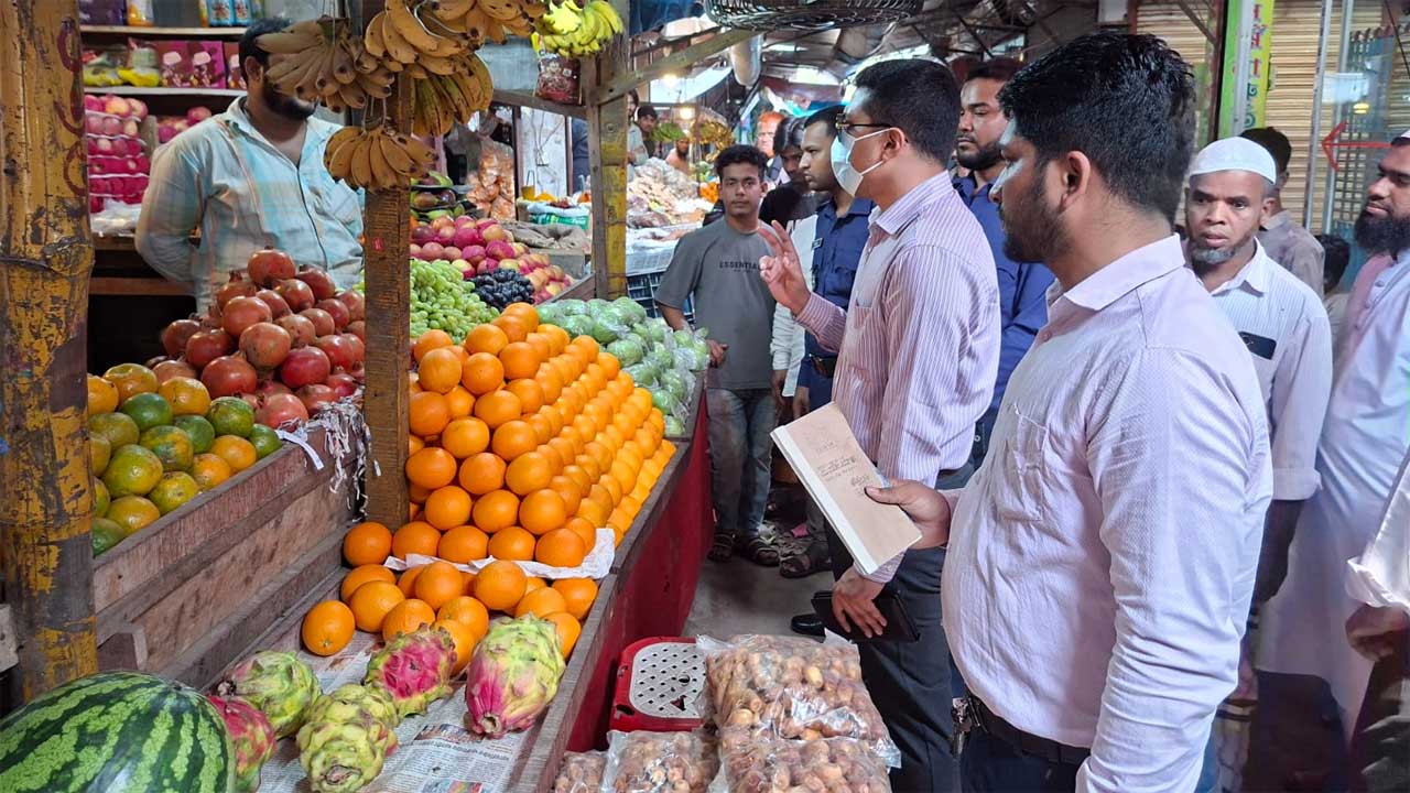 সিরাজদিখানের বালুচর বাজারে ভ্রাম্যমান আদালত পরিচালনা করেন উপজেলা সহকারী কমিশনার (ভূমি) তৌহিদুল ইসলাম বারি
