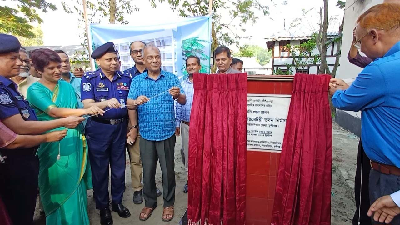 ডরমেটরি ভবনের ভিত্তিপ্রস্তর উদ্বোধন শেষে সাংবাদিকদের সাথে আলাপকালে স্বরাষ্ট্র উপদেষ্টা