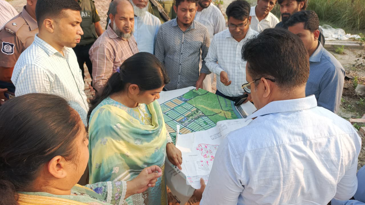 অভিযান পরিচালনা করেন ইউএনও ও নির্বাহী ম্যাজিস্ট্রেট রূম্পা ঘোষ