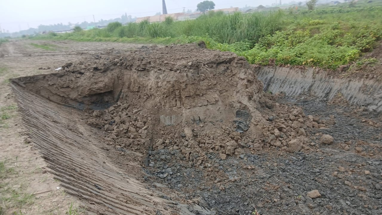 কেটে নেয়া একটি ক্ষেতের মাটি