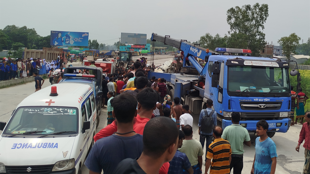 দুর্ঘটনাকবলিত গাড়ি সরিয়ে নেয়া হচ্ছে
